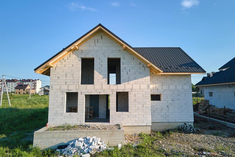 20231002120301_[fpdl.in]_aerial-view-unfinished-house-with-aerated-lightweight-concrete-walls-wooden-roof-frame-covered-with-metallic-tiles-construction_127089-25692_large (1).jpg